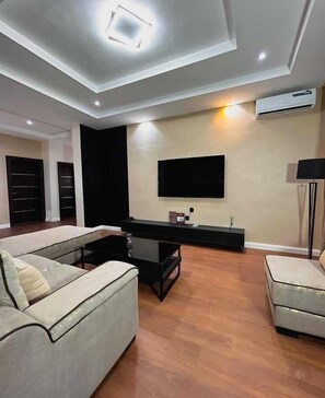 Apartamento familiar, balcón, vistas a la ciudad | Zona de estar