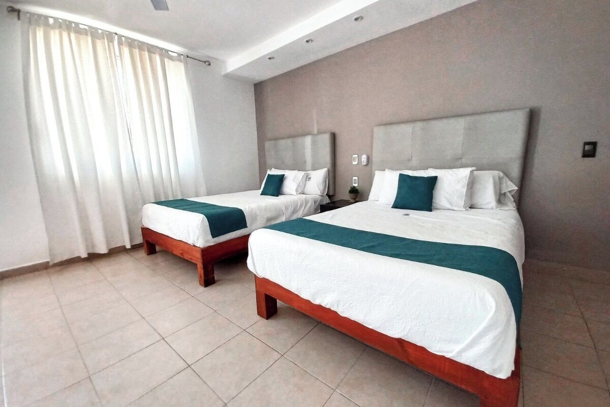 Ropa de cama de alta calidad y caja de seguridad en la habitación 