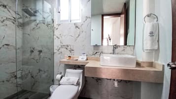 Habitación doble Deluxe | Baño | Tina y regadera independientes, toallas, jabón, shampoo