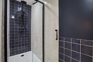 Appartement | Badkamer | Een haardroger, shampoo