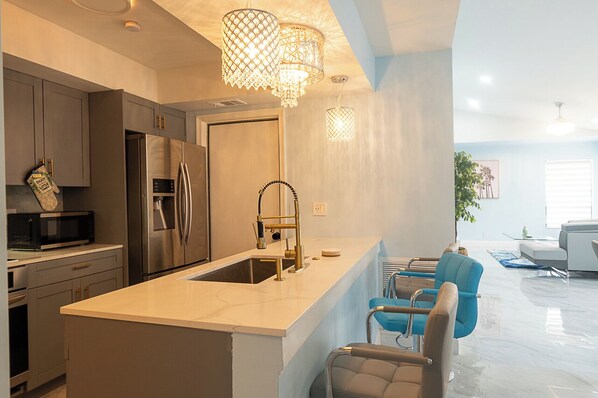 Microondas, horno, placa de cocina, lavavajillas