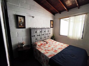 Tabla de planchar con plancha, wifi, ropa de cama