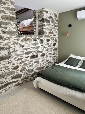 3 habitaciones, tabla de planchar con plancha y ropa de cama 