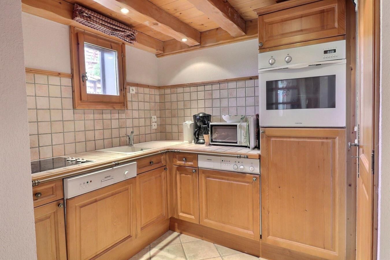 Fridge, oven, dishwasher, coffee/tea maker