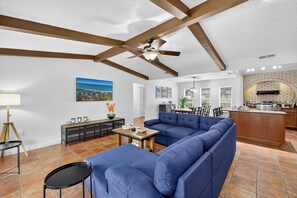 TV connectée, cheminée, table de tennis de table, livres