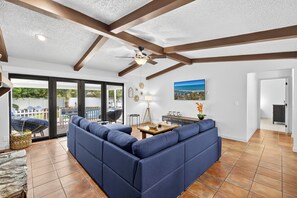 Smart TV, fireplace, ping pong, books