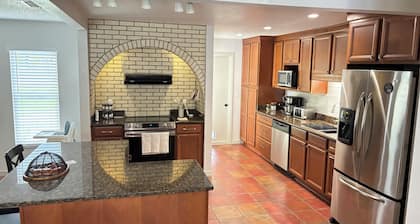 Fantastic 4-bedroom house with AC in Lakeland