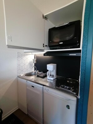 Fridge, microwave, dishwasher, coffee/tea maker - 100m from ski slopes, Ground floor, balcony, tv, ski locker, 24m², Montalbert (Aime)