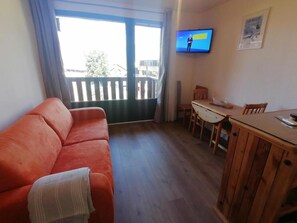 TV - 100m from ski slopes, Ground floor, balcony, tv, ski locker, 24m², Montalbert (Aime)