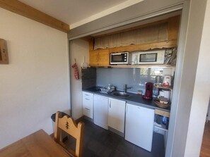 Réfrigérateur, micro-ondes, lave-vaisselle, cafetière/bouilloire