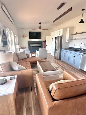 Smart TV, fireplace