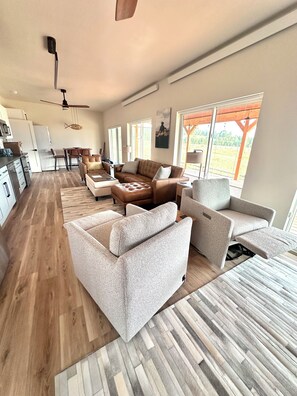 Smart TV, fireplace - Adventure Basecamp Modern Alpine Home Near Jackson (Alpine)