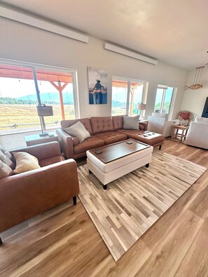 Smart TV, fireplace - Adventure Basecamp Modern Alpine Home Near Jackson (Alpine)