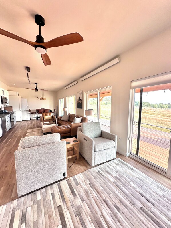 Smart TV, fireplace - Adventure Basecamp Modern Alpine Home Near Jackson (Alpine)