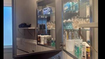 Hårtork, handdukar och toalettpapper