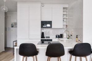 Superior appartement, 1 queensize bed met slaapbank, uitzicht op de stad | Dineerruimte