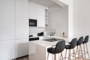 Superior-Apartment, 1Â Queen-Bett und Schlafsofa, Stadtblick | Eigene KĂŒche | GroĂer KĂŒhlschrank, Mikrowelle, Ofen, Herdplatte