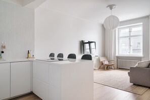 Superior appartement, 1 queensize bed met slaapbank, uitzicht op de stad | Woonruimte | Een 40-inch flatscreentelevisie met kabelzenders