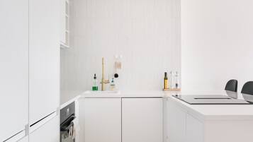 Refrigerador con freezer, microondas, horno, placa de cocina