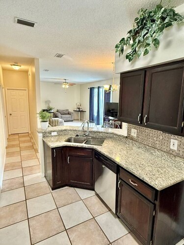 Spacious House w/ Heated Pool & Hot Tub near Tampa