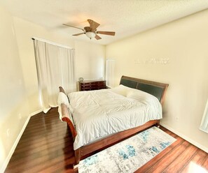 3 chambres, bureau, fer et planche à repasser, lit parapluie