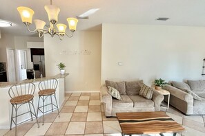 Télévision, cheminée, livres