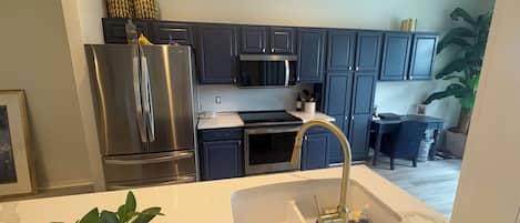 Geladeira, micro-ondas, fogão, cooktop