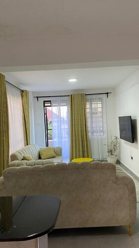 Lux Suites The Urbanite Apartments