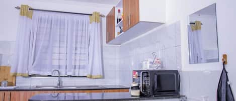 Apartament clàssic, vistes a la ciutat | Cuina privada | Frigorífic, microones i utensilis de cuina, vaixella i coberteria