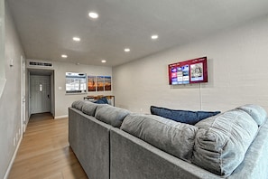 TV - Stylish Old Town 2Bd 2Ba Townhome Pool AC Fashion Square (Scottsdale)