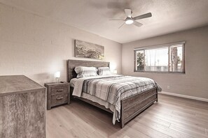 2 bedrooms, iron/ironing board, Internet, bed sheets - Stylish Old Town 2Bd 2Ba Townhome Pool AC Fashion Square (Scottsdale)