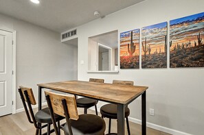 Dining - Stylish Old Town 2Bd 2Ba Townhome Pool AC Fashion Square (Scottsdale)