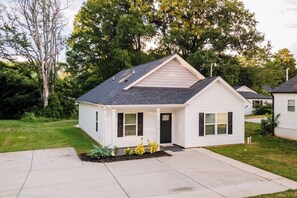 House (3 Bedrooms) | Front of property