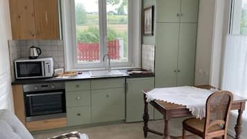 Fridge, oven, stovetop, coffee/tea maker