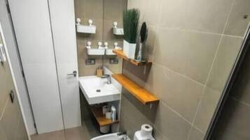 Een haardroger, een bidet, handdoeken