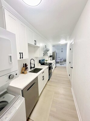 Frigorífico, microondas, horno y placa de cocina