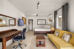 1 habitación, caja de seguridad en la habitación y escritorio 