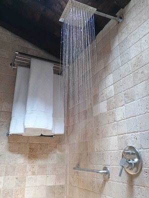 Dusche, Haartrockner, Bidet, Handtücher