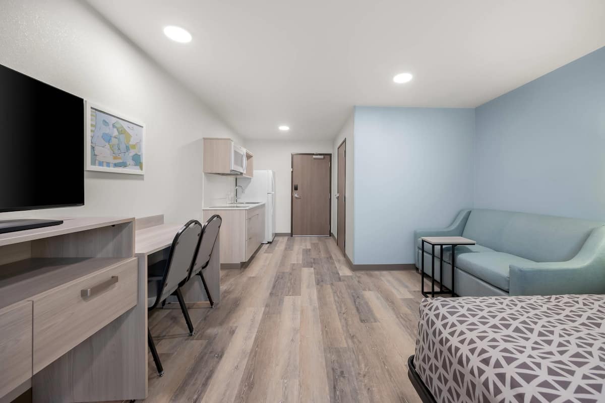 Suite, 1 King Bed, Non Smoking | Desk, blackout curtains, free WiFi, bed sheets