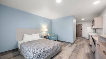 Suite, 1 Queen Bed, Accessible, Non Smoking (Accessible Tub) | Desk, blackout drapes, free WiFi, bed sheets