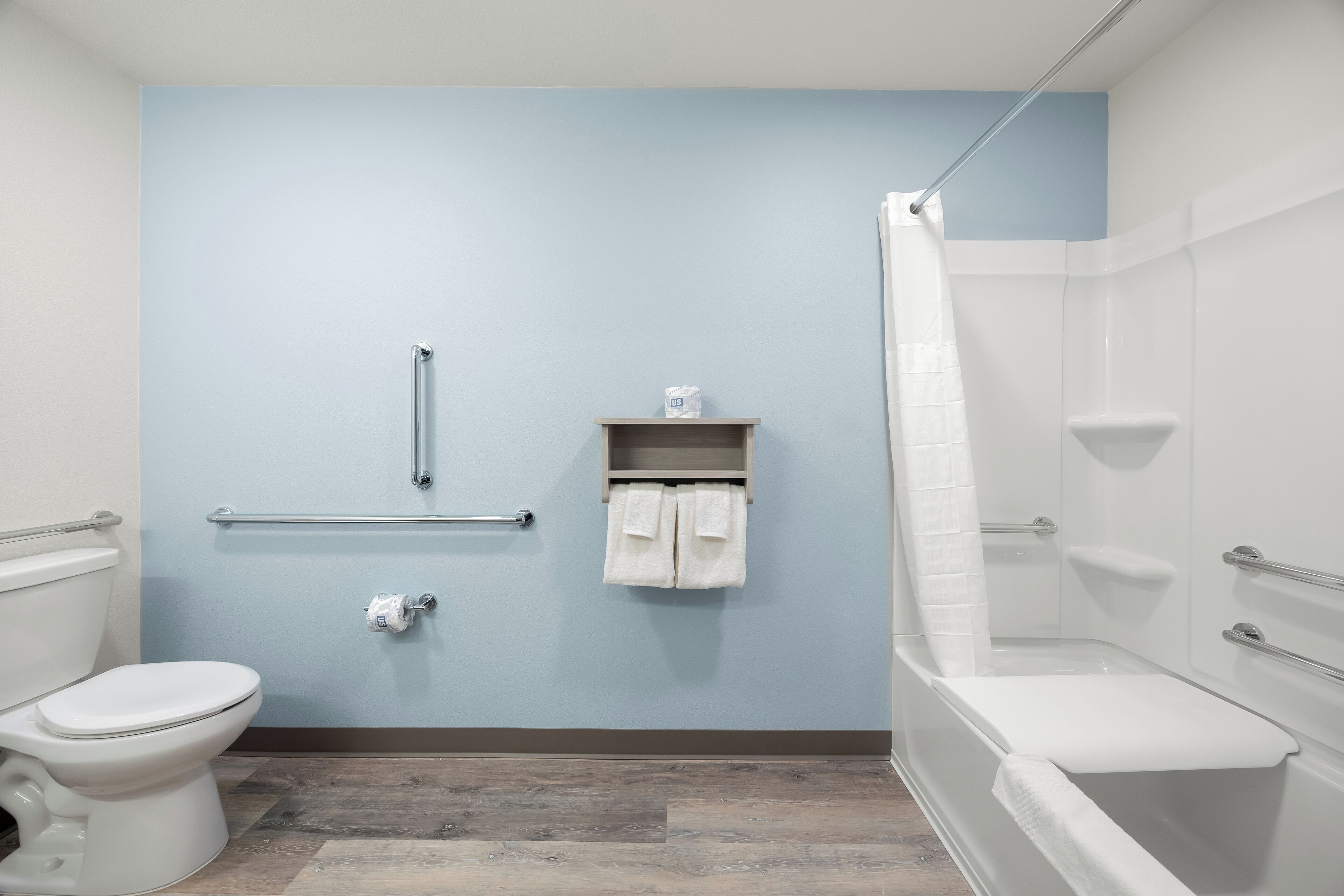 Ein Badezimmer mit Toilette, Dusche und Waschbecken.