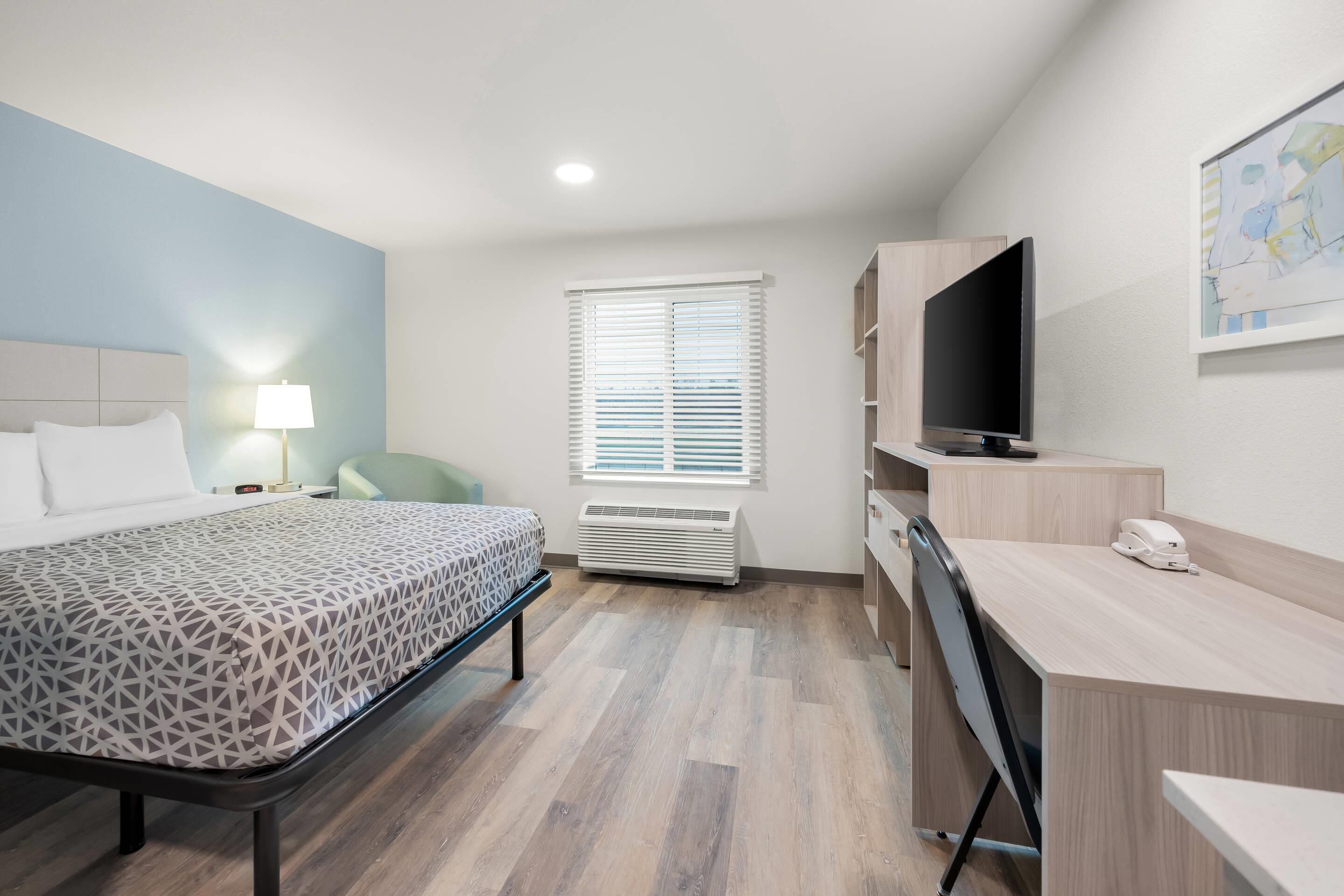 套房, 1 张大床, 无烟房 | 办公桌、遮光窗帘、免费 WiFi、床单