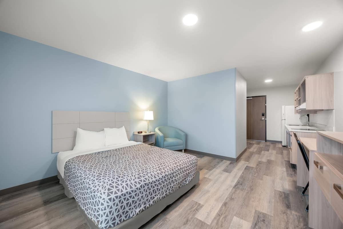 Suite, 1 Queen Bed, Accessible, Non Smoking (Accessible Tub) | Desk, blackout curtains, free WiFi, bed sheets