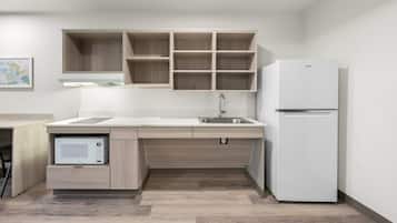 Escritorio, cortinas blackout, wifi gratis y ropa de cama