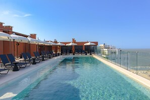 A rooftop pool with sun loungers and umbrellas, overlooking the ocean. - Faranda Collection Cartagena, a member of Radisson Individuals (Cartagena)