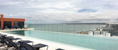 Roupas de cama premium, frigobar, cofres nos quartos