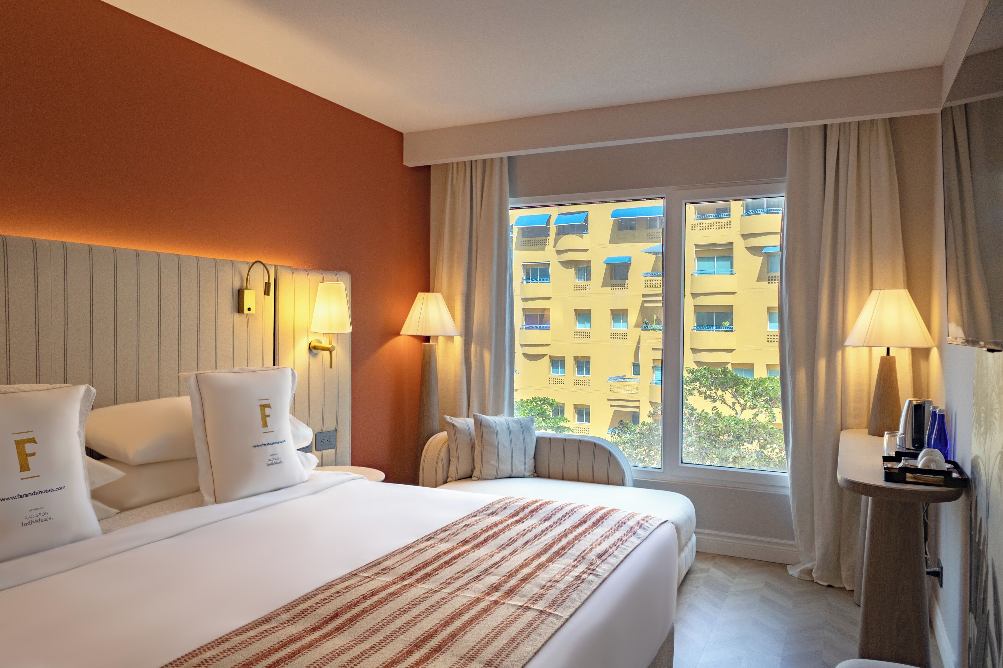 Sengetøy av topp kvalitet, minibar og safe på rommet