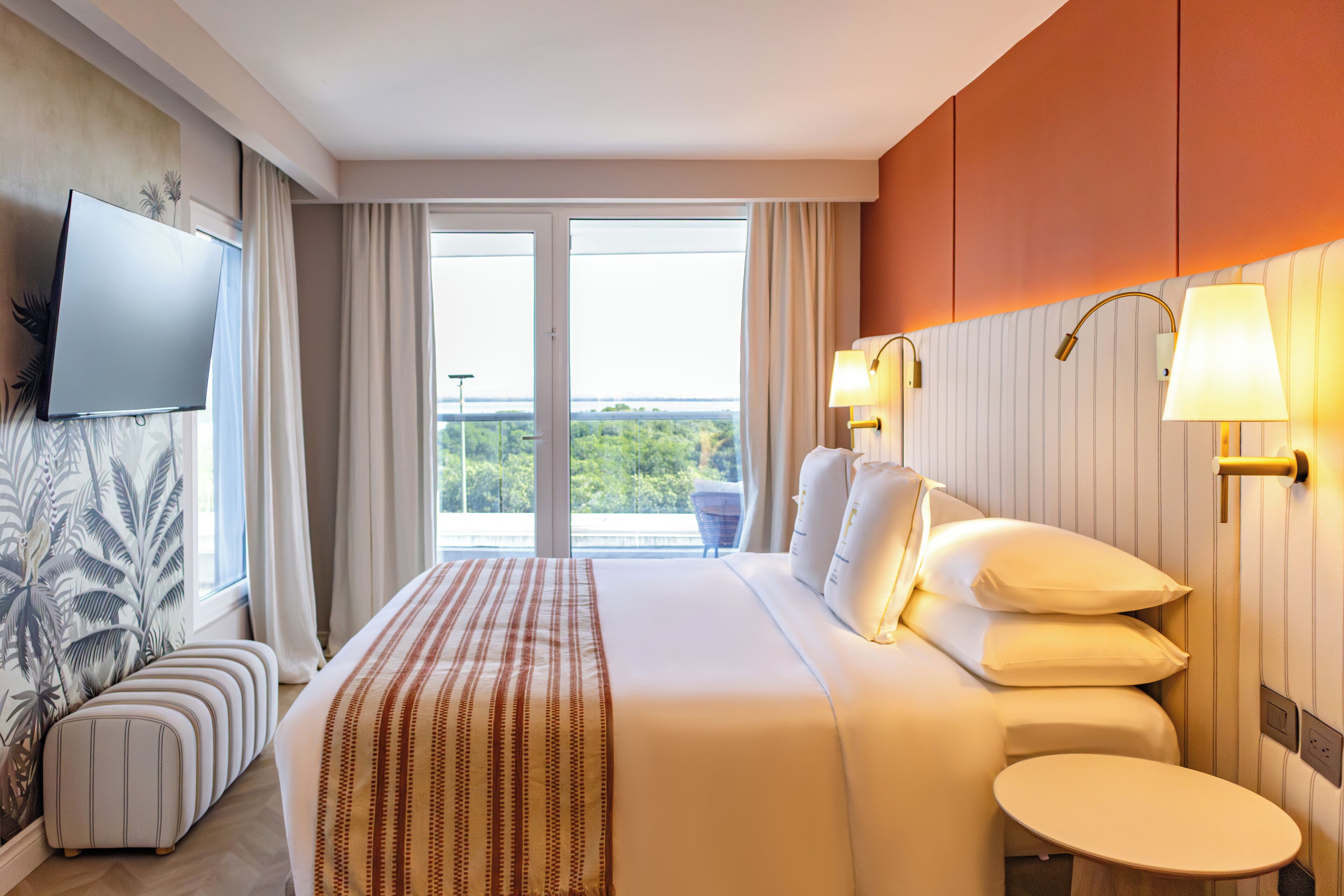 Sengetøy av topp kvalitet, minibar og safe på rommet