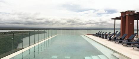 Hồ bơi ngoài trời