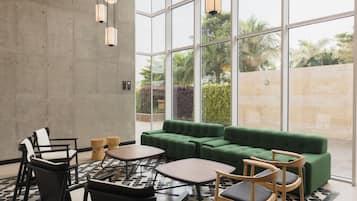 Een 45-inch flatscreentelevisie met digitale zenders